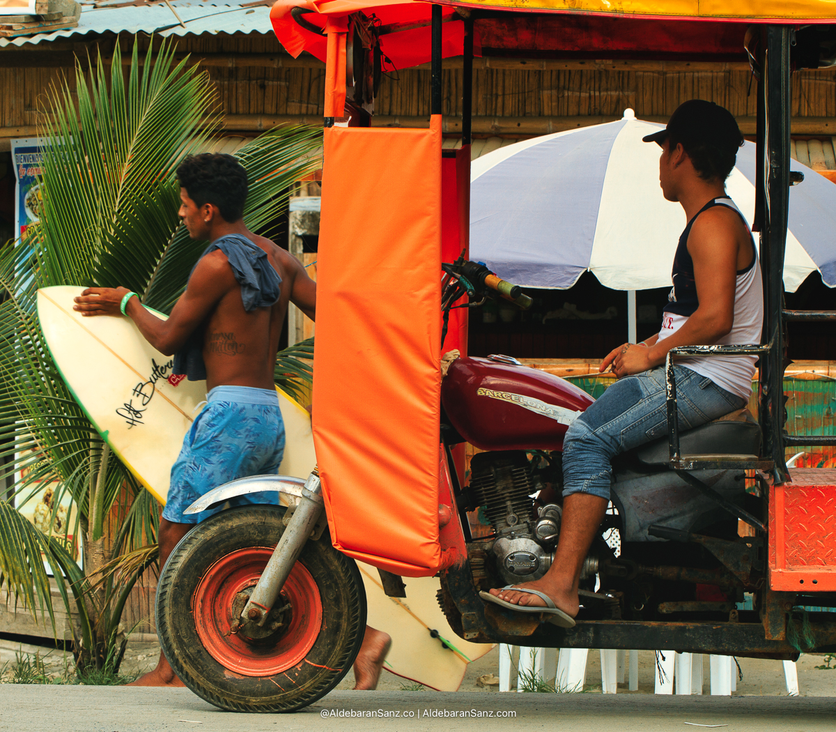 Surfista y tuctuc, Mompiche, Ecuador. © Aldebaran Sanz