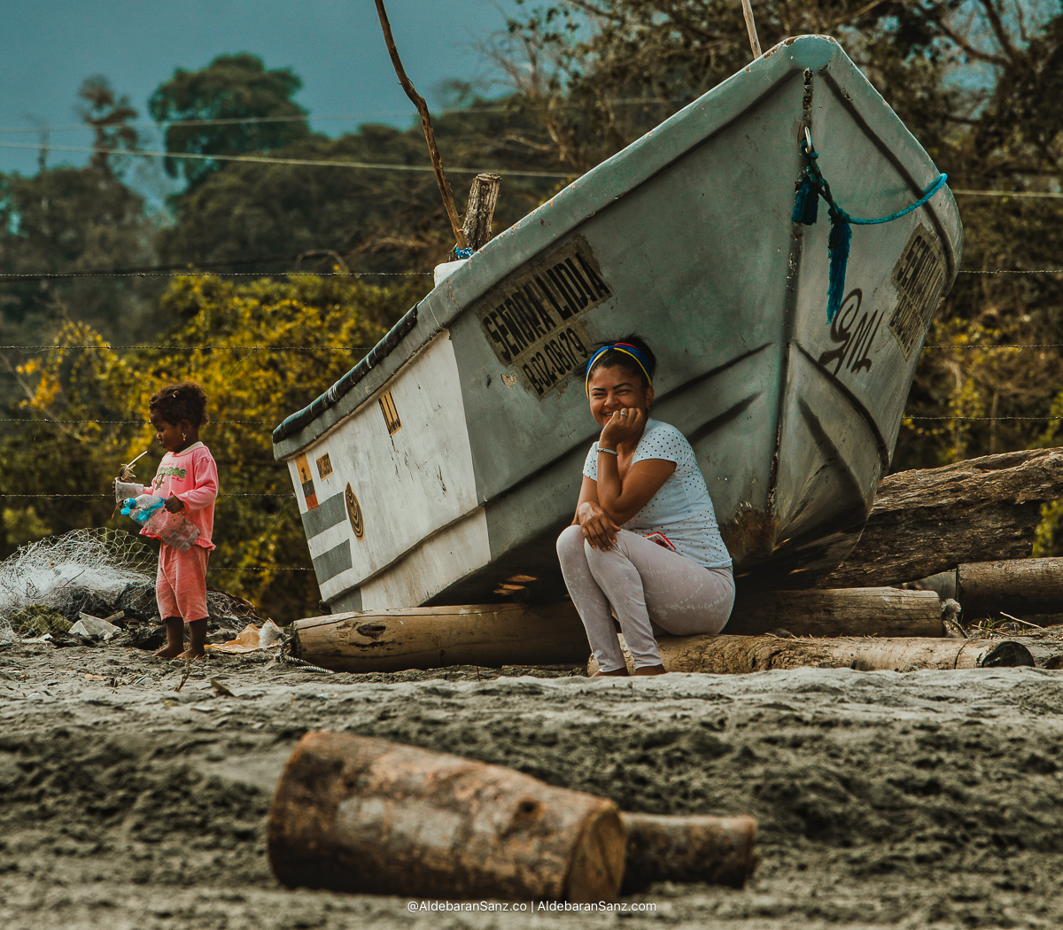 Retrato de madre e hija junto a su barca. Mompiche, Ecuador - © Aldebaran Sanz